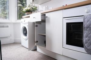 Stylish Swindon Town Centre Apartment, FREE parking, sleeps up to 3