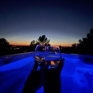 B&B / Chambres d'hotes Moulin Rouge Provencal Suite Premium avec jacuzzi exterieur : photos des chambres