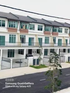 Azzahra Homestay Scientex Kundang Jaya - 万挠