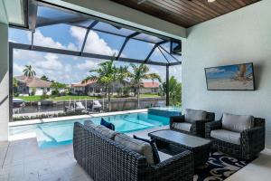 Luxurious Waterfront 4 Bed Island Retreat