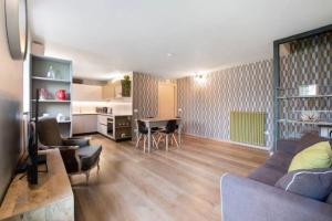 Aloha Lake Apartments