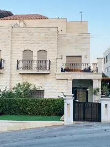 Luxurious 4 Bedroom Villa in Abdoun-Amman - El Buneiyat Shamaliah