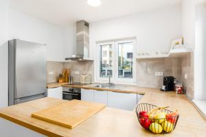 3 Bed Apt Sleeps 6 - Large Terrace & Free Parking