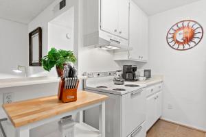 The Lone Traveller with Heated Community Pool & Spa