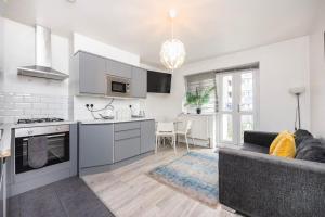 Modernised 3 bed pad in London ground floor with balcony and walking distance to tube stations - Apartmány, Londýn