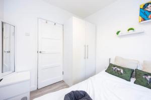 Modernised 3 bed pad in London ground floor with balcony and walking distance to tube stations