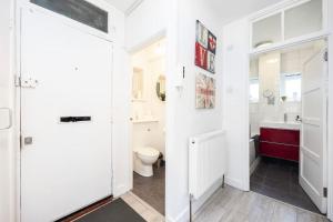 Modernised 3 bed pad in London ground floor with balcony and walking distance to tube stations