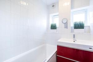 Modernised 3 bed pad in London ground floor with balcony and walking distance to tube stations