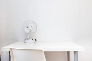 Modernised 3 bed pad in London ground floor with balcony and walking distance to tube stations