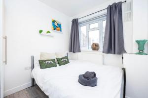 Modernised 3 bed pad in London ground floor with balcony and walking distance to tube stations