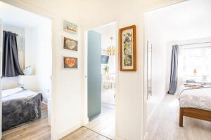 Modernised 3 bed pad in London ground floor with balcony and walking distance to tube stations