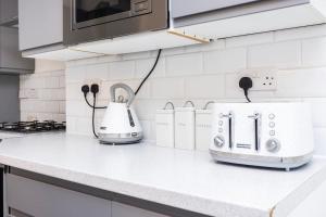 Modernised 3 bed pad in London ground floor with balcony and walking distance to tube stations