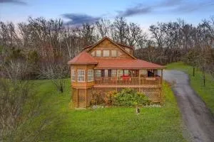 Secluded and Spacious 2BR Hot Tub Pool Table FREE Attraction Tickets - Walnut Grove