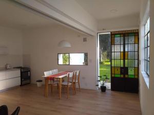 Casa luminosa con jardín arbolado y garage