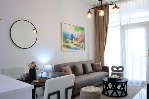 Urban 1BR Bliss with Free Pool and Parking in Masdar City