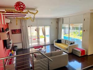 Villa Deluxe, pool, spacious garden, mountain view