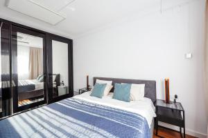 Oradea City Center Apartment Near Aquapark with Jacuzzi & Parking