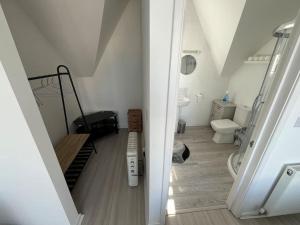 Bedroom with en-suite bathroom and terrace