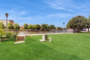 1 BR Apartment with Full Kitchen and Great Location