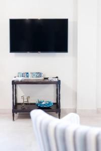 Renovated fully equipped 2 Bedroom cozy Apartment near the sea