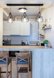 Renovated fully equipped 2 Bedroom cozy Apartment by the sea