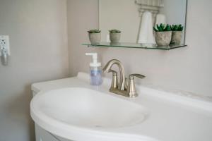 Comfort Suite - Walkable - GroupStay