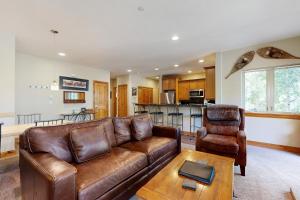 Beautiful East Vail 3 Bedroom Condo wHot Tub On shuttle Route.