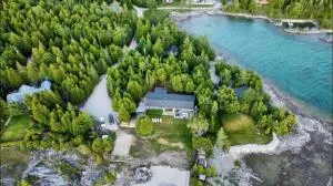 Legendary Tobermory Retreat With Hot Tub - Mindemoya