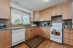 Len Cove - Your Lakeside Retreat in Howdenvale
