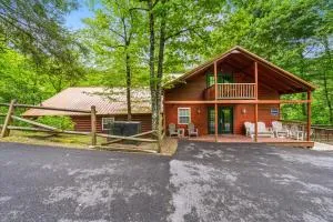 Spacious and Relaxing 3BR Hot Tub Pool Table FREE Attraction Tickets - Cove Creek Cascades