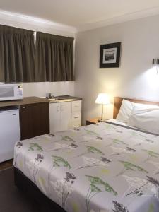 Ten Dollar Town Motel