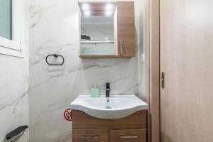 Charming Apartment with an Athenian feel in Psyri