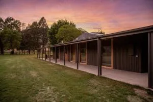 The Stables Nug Nug Ranch - Whitfield