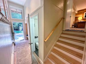 R8 Luxury Bretton Woods Ski-In Ski-out townhome next to beginner ski area w fast wifi and keyless entry