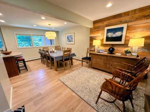 R8 Luxury Bretton Woods Ski-In Ski-out townhome next to beginner ski area w fast wifi and keyless entry