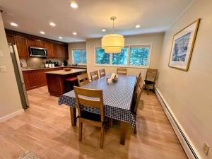 R8 Luxury Bretton Woods Ski-In Ski-out townhome next to beginner ski area w fast wifi and keyless entry