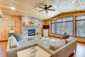 Beautiful Breezy Point Home with Beach and Dock! - 4hvězdičkové hotely ve městě Pequot Lakes