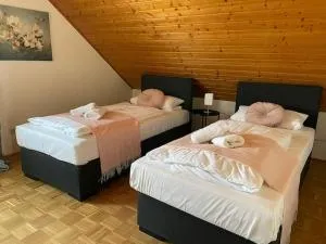 Appartio - Ferienwohnung "Dorfblick" Dachgeschoss - 6 Personen - Netflix - Waschmaschine - Königsberg in Bayern