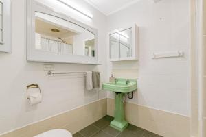 Glenelg Apartment