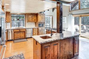 Spacious Retreat w Backyard: 1 Mi to Lake Almanor