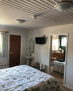 New Farm , for large groups nr Barry and beaches