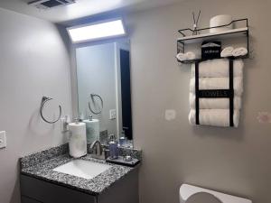Free Parking! Comfy 1Bedroom Unit! 10 min to Midtown & 1 Mile To Braves Truist Park!