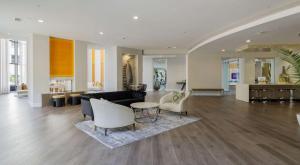 Spacious 2BRI Pool I Gym I Free Parking IWorkspace