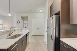 Spacious 2BRI Pool I Gym I Free Parking IWorkspace