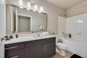 Spacious 2BRI Pool I Gym I Free Parking IWorkspace