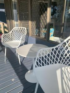 Lakefront Turtle Retreat - Hervey Bay - Free Parking - Self Check In