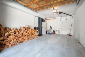 3BR in Whistler Creek Ridge, Ski In, Ski Out, Private Hot Tub, Wood Burning Fireplace, Private Garage