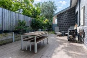 Modern 3-Bed Townhouse with Alfresco Dining & BBQ - Epping