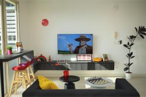 Afiniti 2BR Sunlit Designer - 3 Min To Legoland