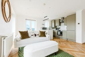 Bright New 2BR flat with Balcony near ExCeL London